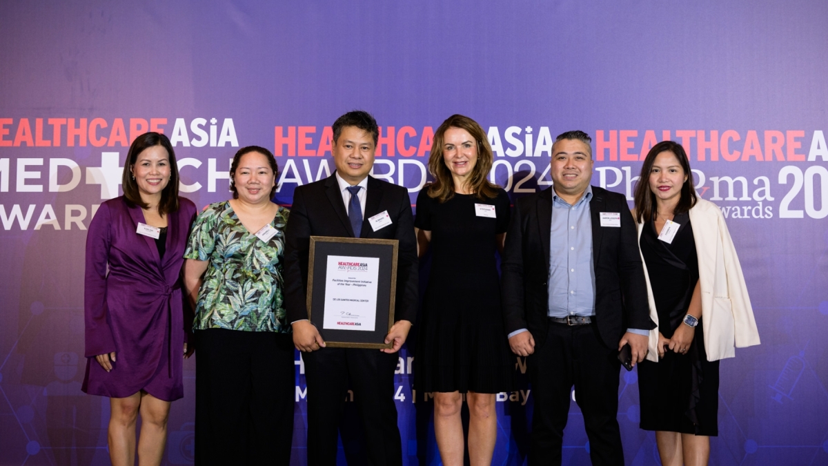 DLSMC representatives holding their award at Healthcare Asia Awards